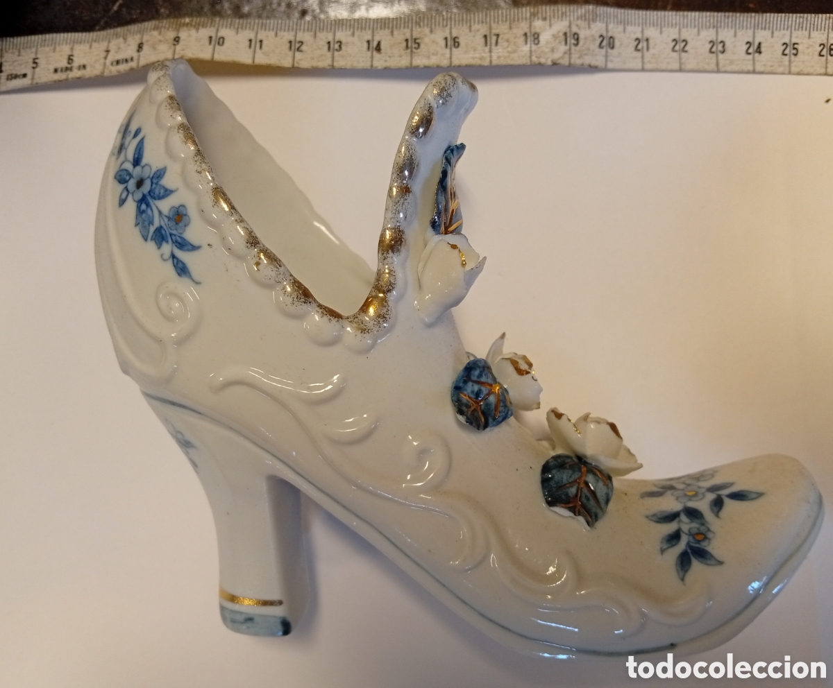 Antig&uuml;edades: Lote de 4 piezas de porcelana cer&aacute;mica de colecci&oacute;n objetos de vitrina zapatos