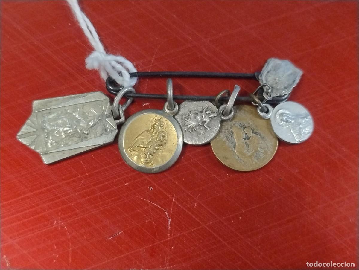 Antig&uuml;edades: Lote de 6 medallas de la Virgen del Carmen. La mayor mide 2 x 1 cm