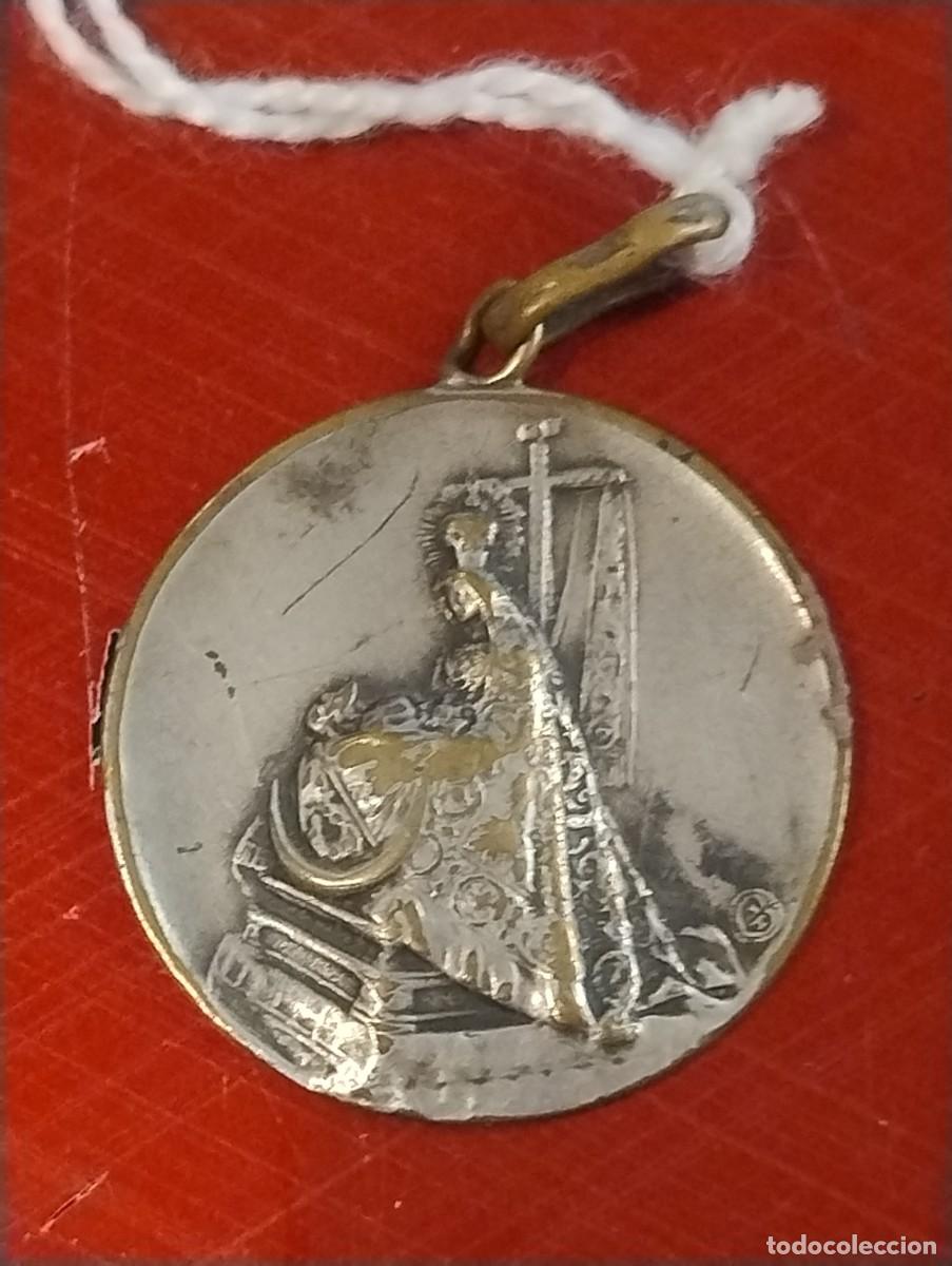 Antig&uuml;edades: Antigua medalla de la Virgen de las Angustias, patrona de Granada. Unos 2,50 cm