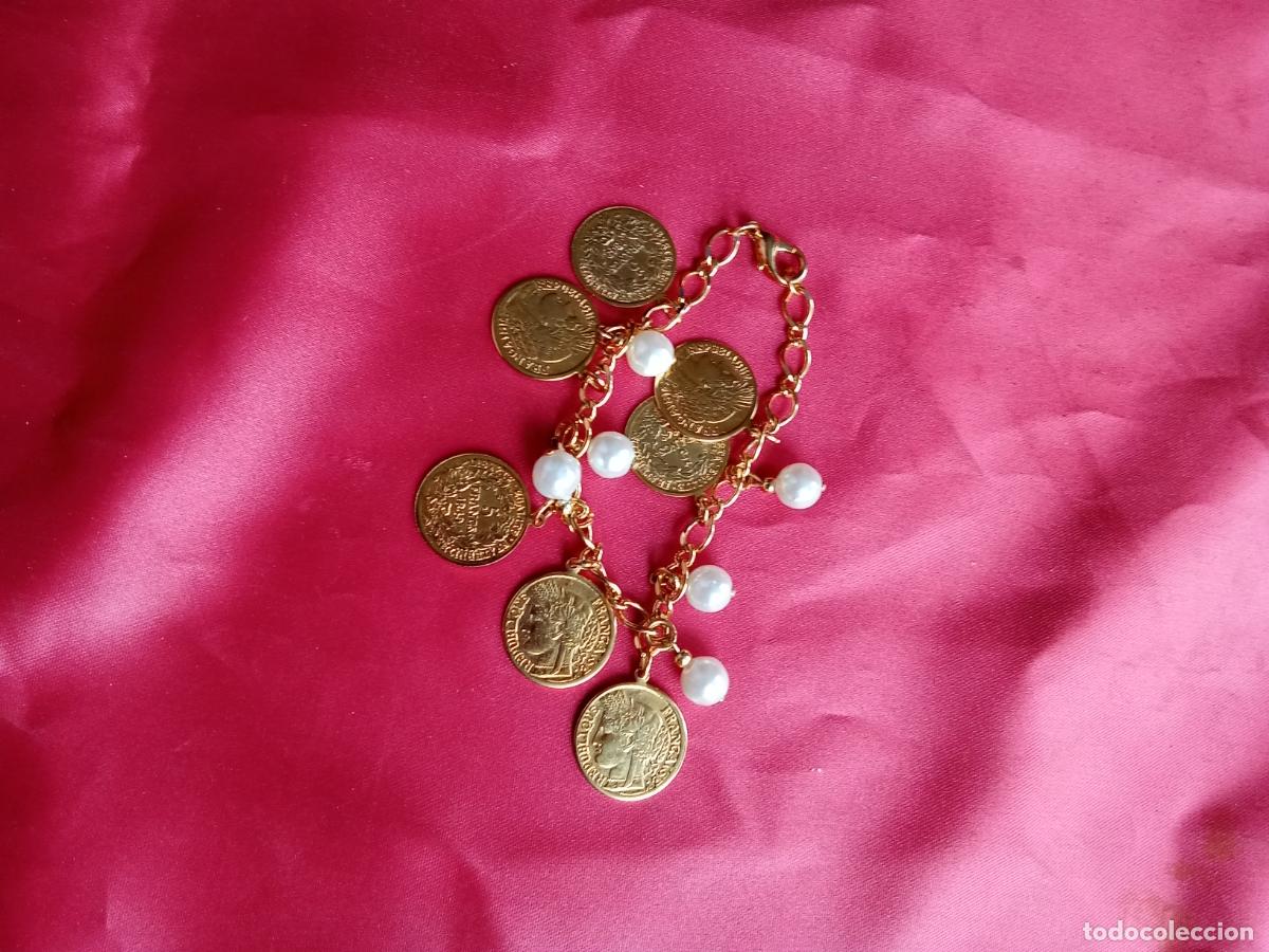 Antig&uuml;edades: Pulsera cahpada monedas sin estrenar. Alacena