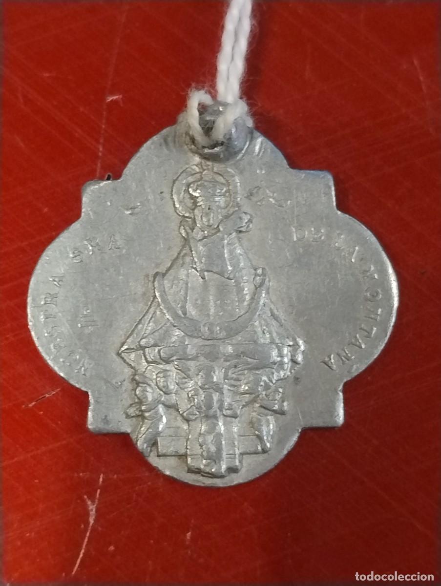 Antig&uuml;edades: Bonita medalla de la Virgen Nuestra Se&ntilde;ora de la Monta&ntilde;a. Unos 3 x 3 cm