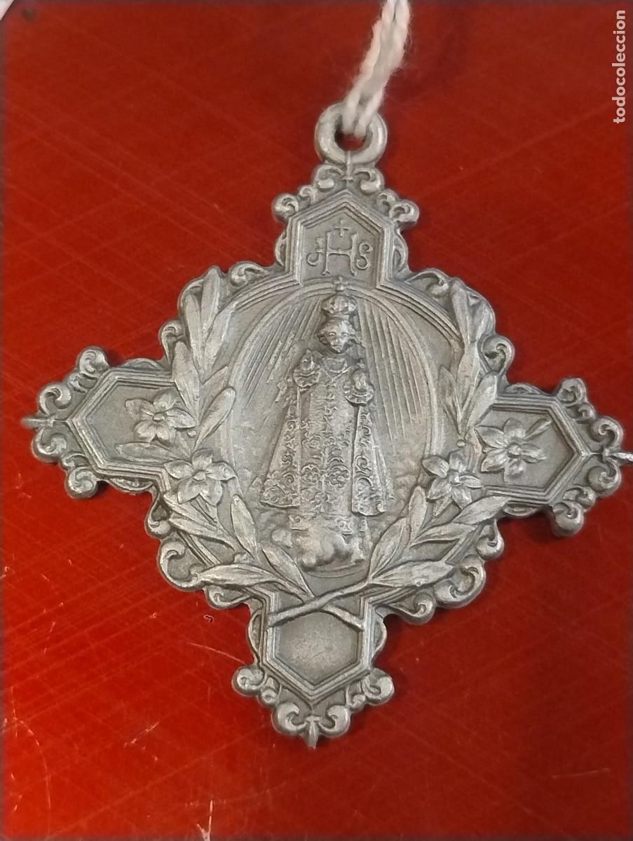 Antig&uuml;edades: Curiosa medalla de la cofradia del milagroso Ni&ntilde;o Jes&uacute;s de Praga. Unos 5 x 5 cm