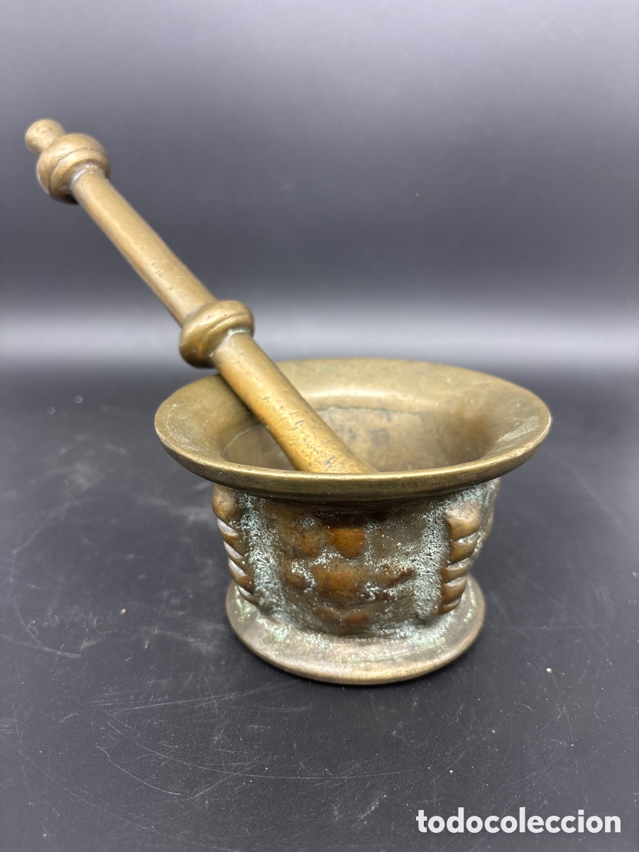Antig&uuml;edades: Almirez de bronce con mano - Foto 2