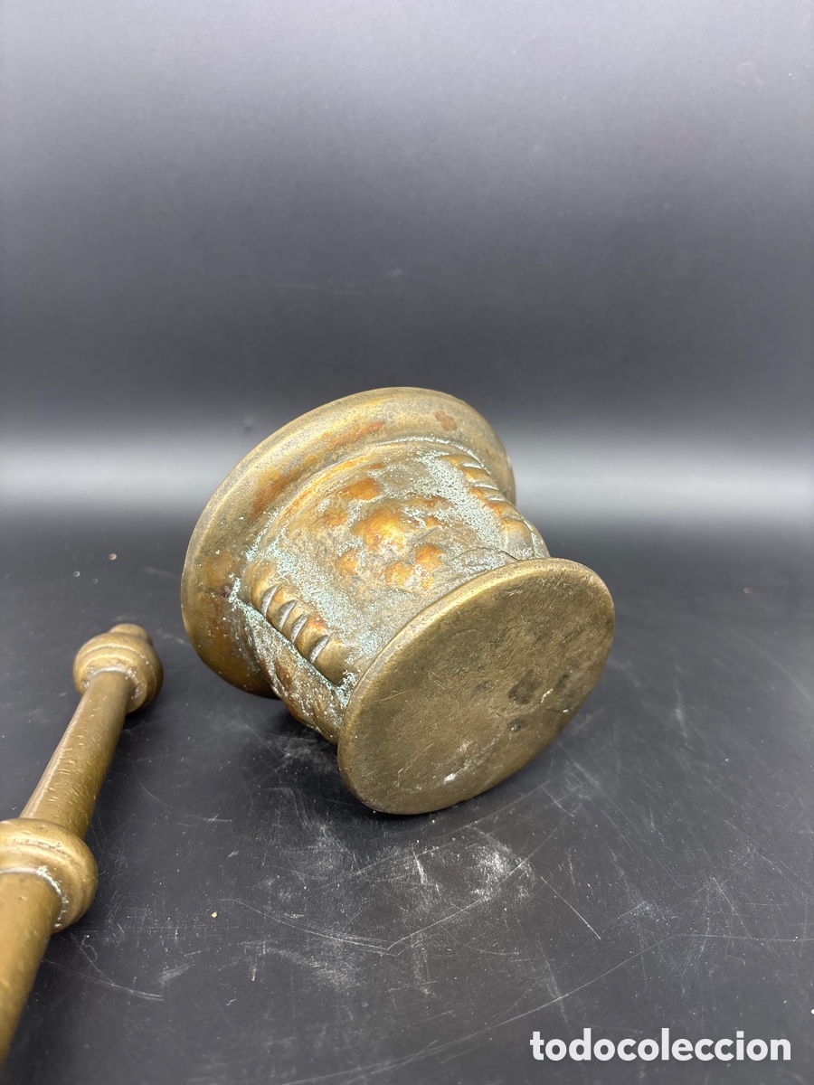 Antig&uuml;edades: Almirez de bronce con mano - Foto 3