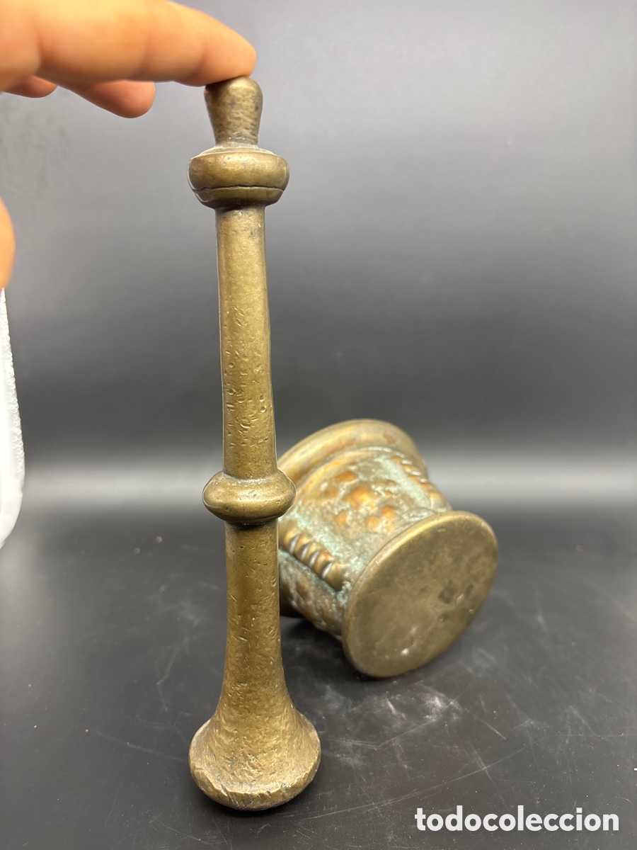 Antig&uuml;edades: Almirez de bronce con mano - Foto 4
