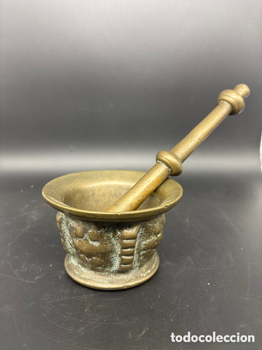 Antig&uuml;edades: Almirez de bronce con mano