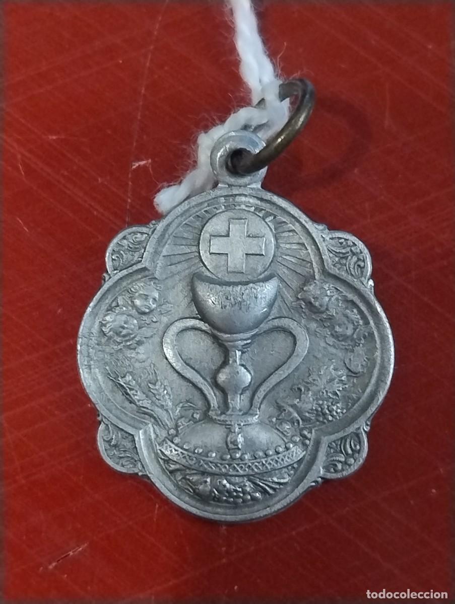 Antig&uuml;edades: Curiosa medalla del C&aacute;liz de la cena que se venera en la Catedral de Valencia. Unos 2 cm