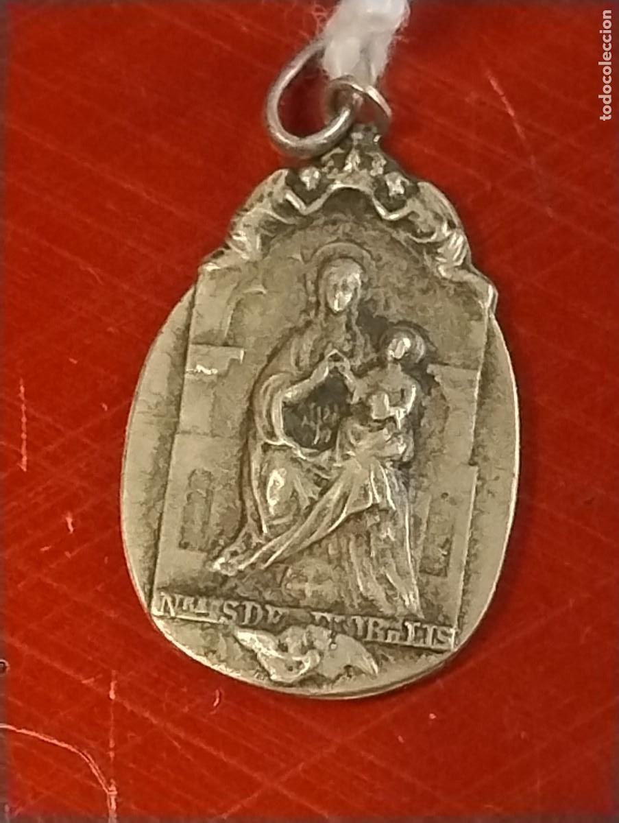 Antig&uuml;edades: Curiosa medalla de Nuestra Se&ntilde;ora de la Flor de Lis, patrona de los jardines. 2 x 1,50 cm