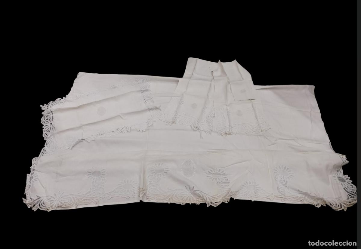 Antig&uuml;edades: CONJUNTO DE S&Aacute;BANA Y FUNDAS DE ALMOHADA Y COJ&Iacute;N. HILO Y BORDADO. ESPA&Ntilde;A. SIGLOS XIX-XX.