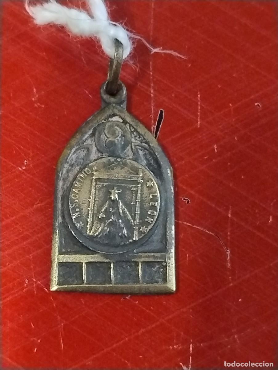 Antig&uuml;edades: Curiosa medalla de Nuestra Se&ntilde;ora del Camino. Le&oacute;n. Unos 2 x 1 cm