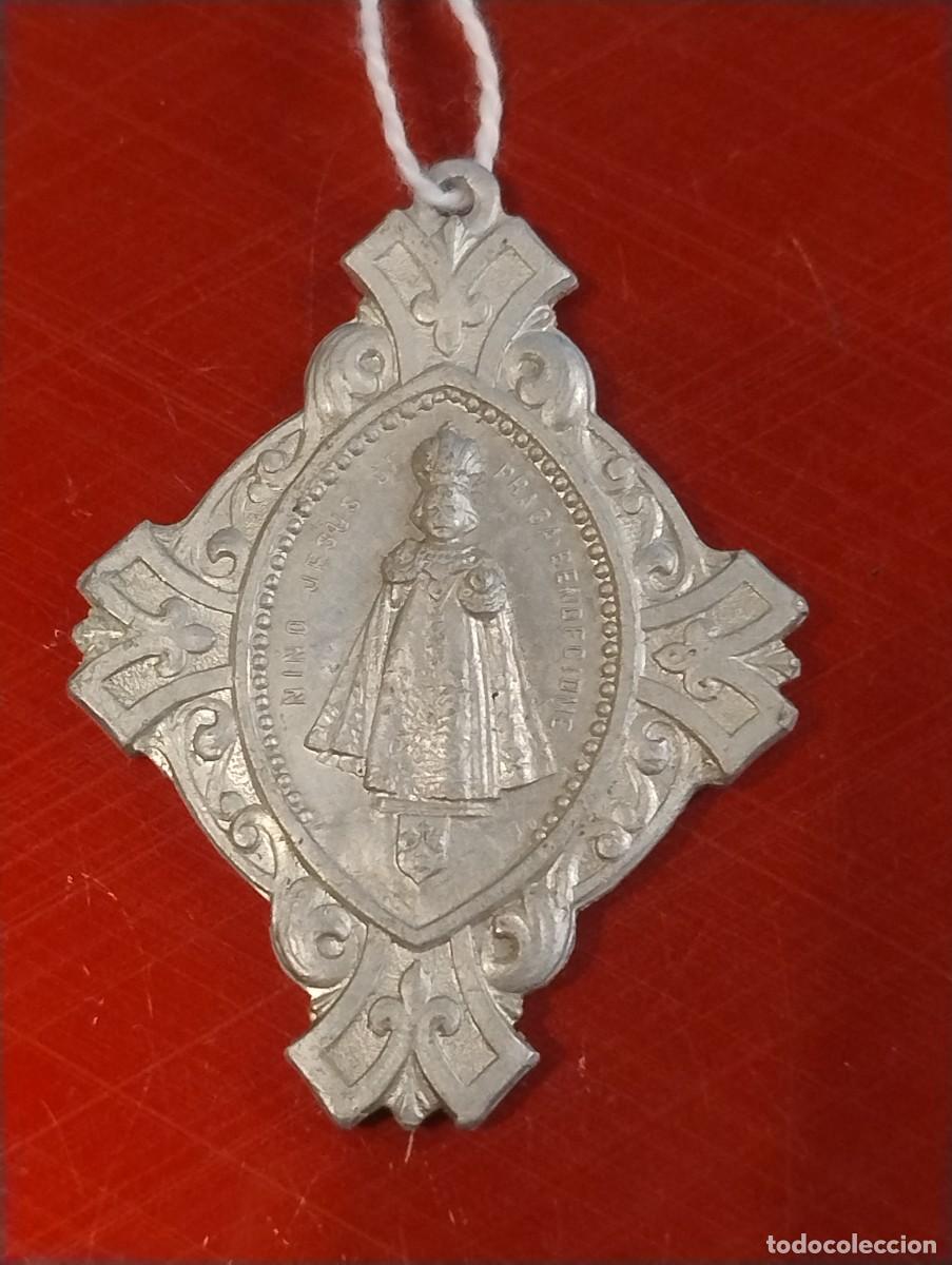Antig&uuml;edades: Curiosa medalla del Santo Ni&ntilde;o de Praga. 4,50 x 3,50 cm