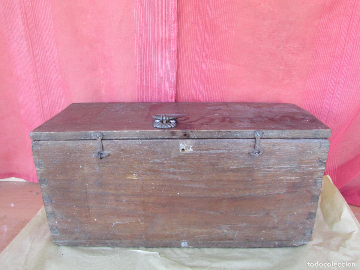 Antig&uuml;edades: Limosnero antiguo. Caja de ofrendas para recoger velas y limosnas, Madera de casta&ntilde;o