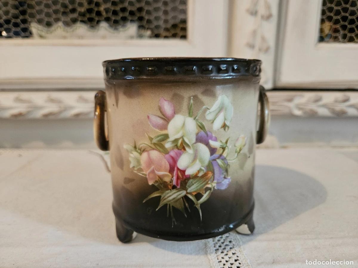 Antiguidades: PETITE JARDINIERE CACHE POT TRIPODE EN PORCELAINE DECOR FLORAL H 10.70 D 9.70 CM