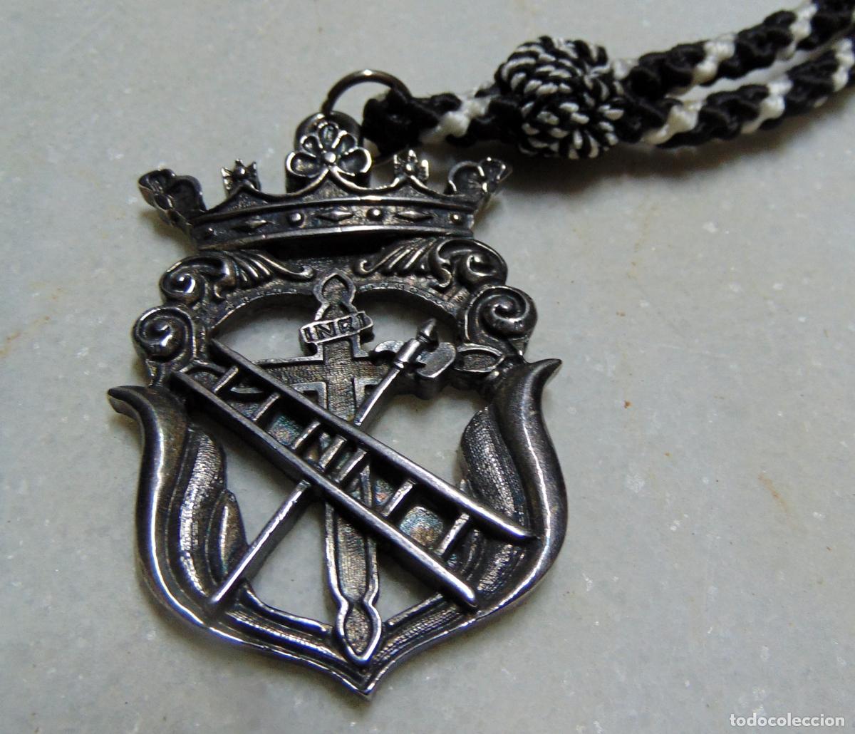 Antig&uuml;edades: MEDALLA DE COFRADE VILLANUEVA DEL ARZOBISPO, METAL PLATEADO CON CORDON, 7CM
