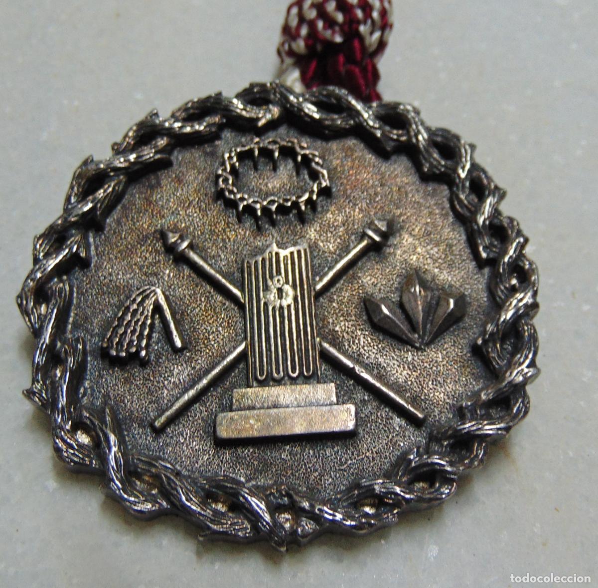 Antig&uuml;edades: MEDALLA DE COFRADE VILLANUEVA DEL ARZOBISPO, METAL PLATEADO CON CORDON, 7CM