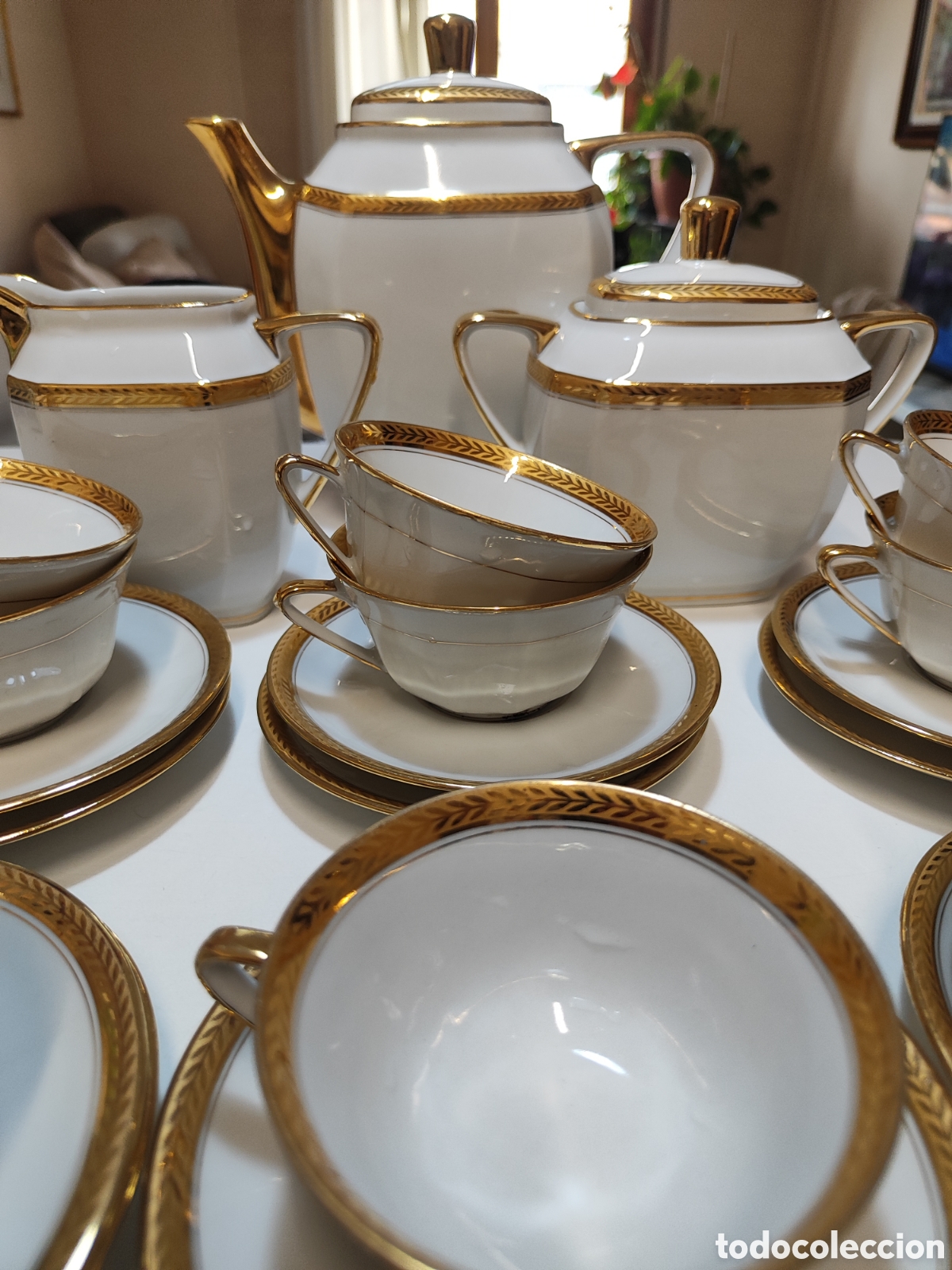 Antig&uuml;edades: Limoges. Elegante juego para caf&eacute; , blanco y filos dorados. A&ntilde;os 70's