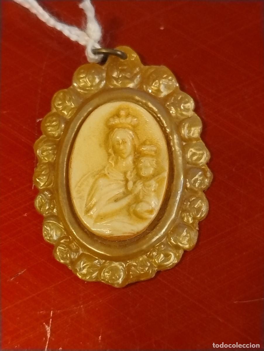 Antig&uuml;edades: Curiosa medalla de la Virgen del Carmen. Unos 3,50 x 3 cm