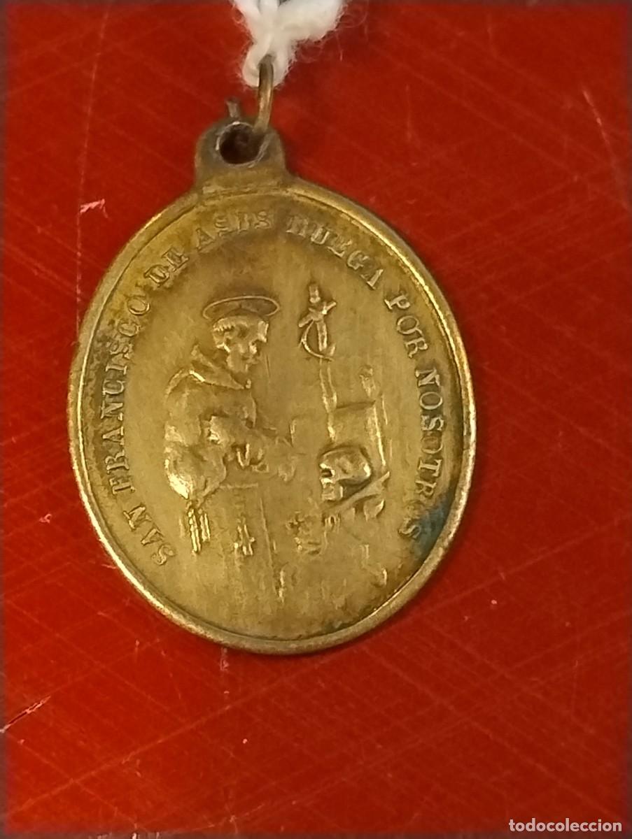 Antig&uuml;edades: Antigua medalla de la Virgen y San Francisco de As&iacute;s. Unos 2 cm