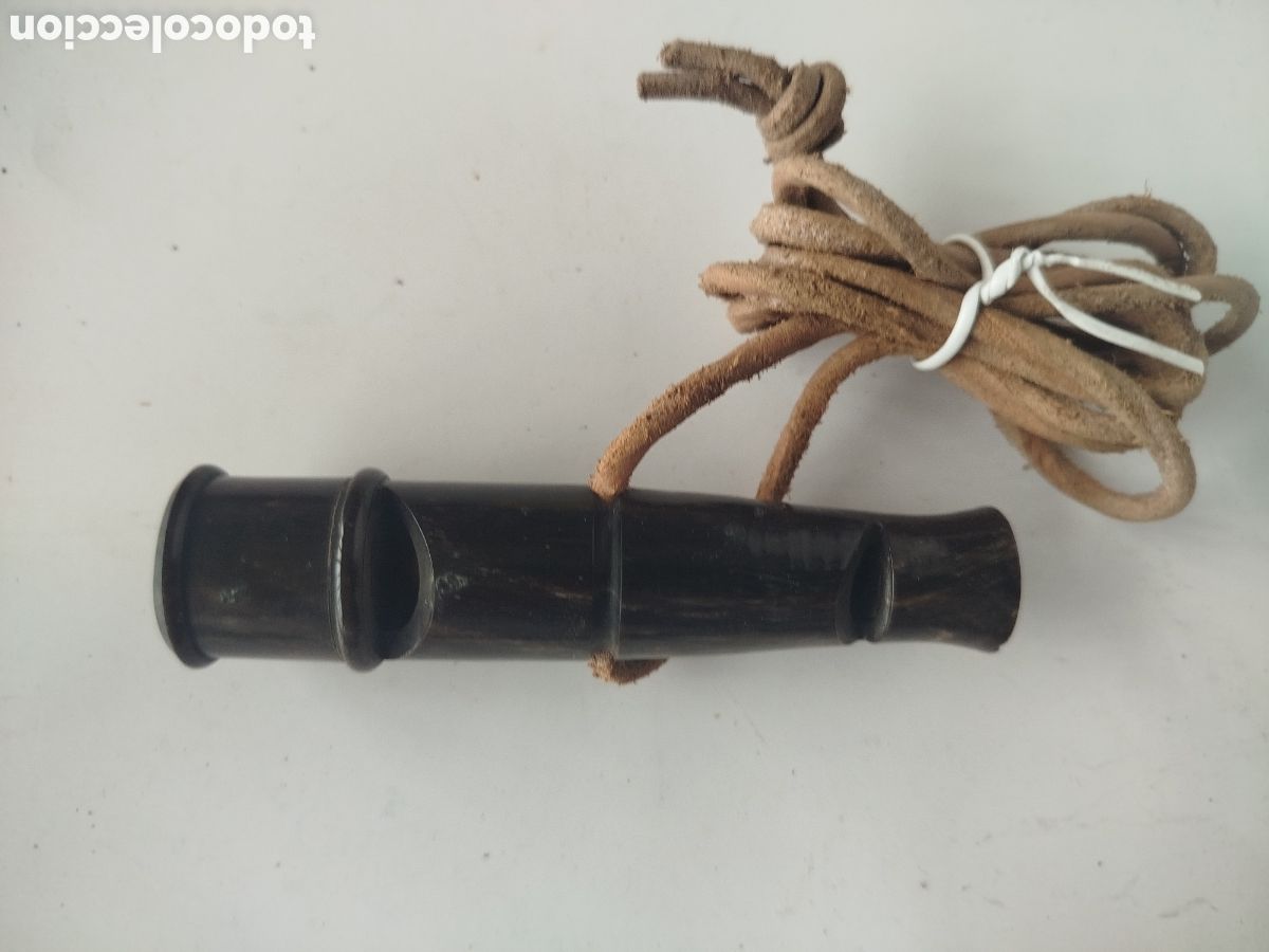 Antig&uuml;edades: SILBATO DE DOBLE TONO DE SATA DE BUFALO CON CORDON DE CUERO.
