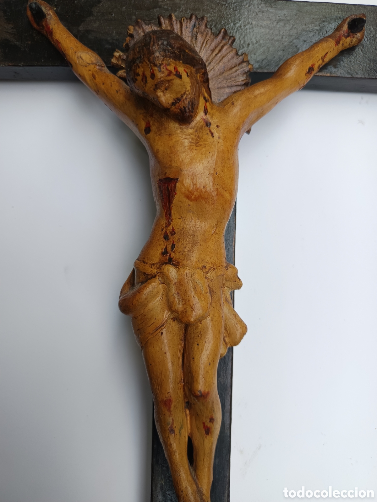 Antig&uuml;edades: Crucifijo de madera con pedestal Jes&uacute;s en la cruz