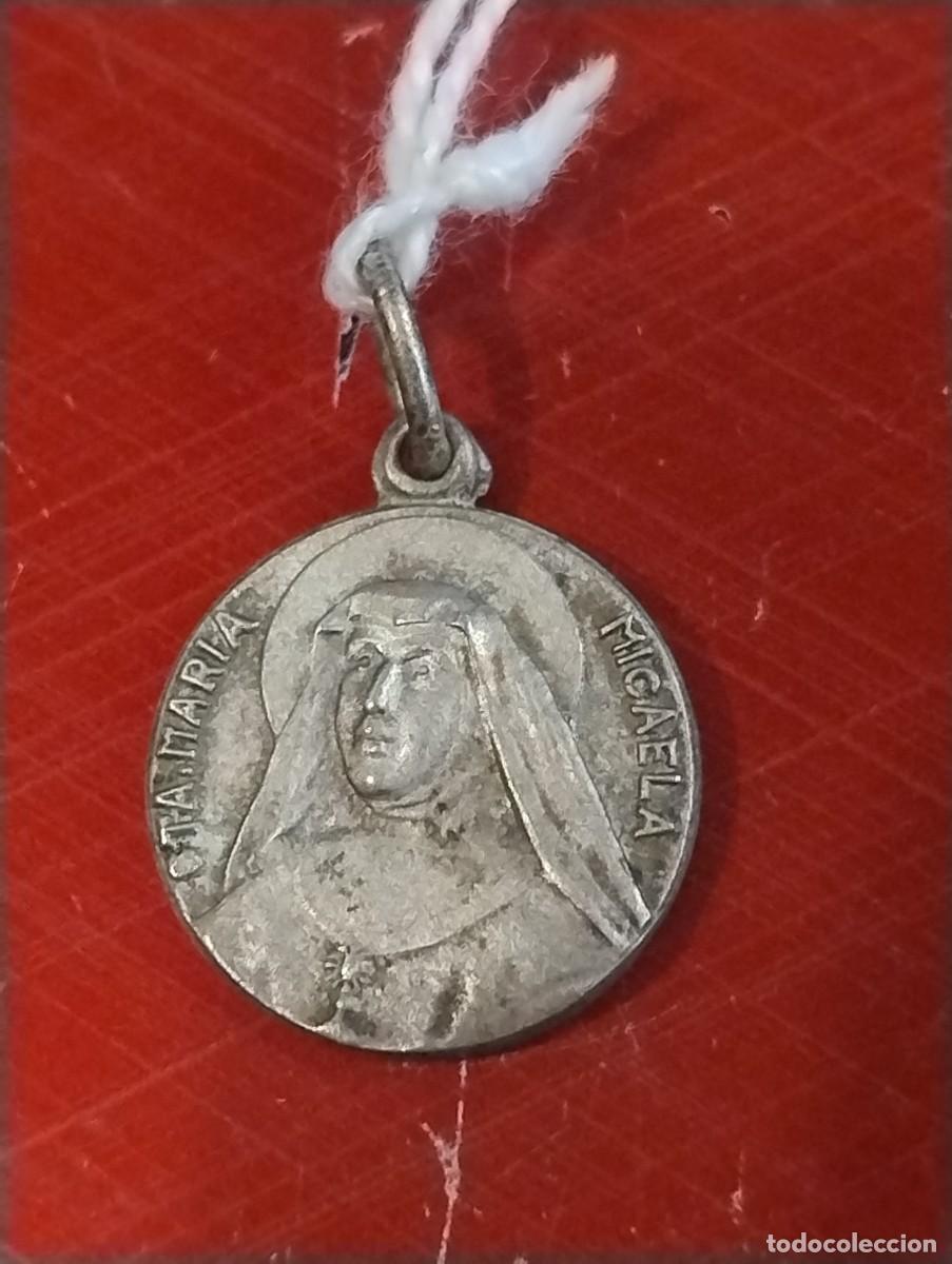 Antig&uuml;edades: Antigua medalla de San Mar&iacute;a Micaela. 1,50 cm de di&aacute;metro.