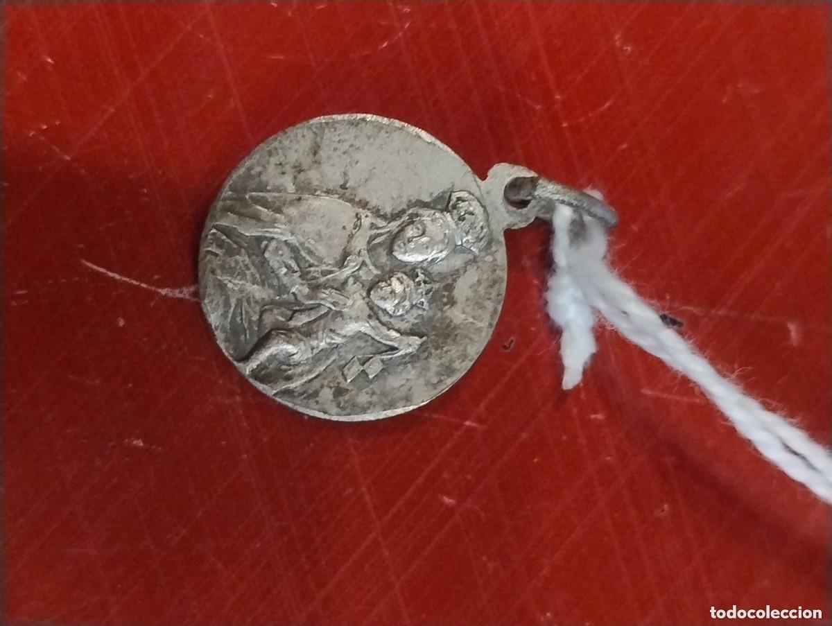 Antig&uuml;edades: Antigua medalla de San Mar&iacute;a Micaela. 1,50 cm de di&aacute;metro.