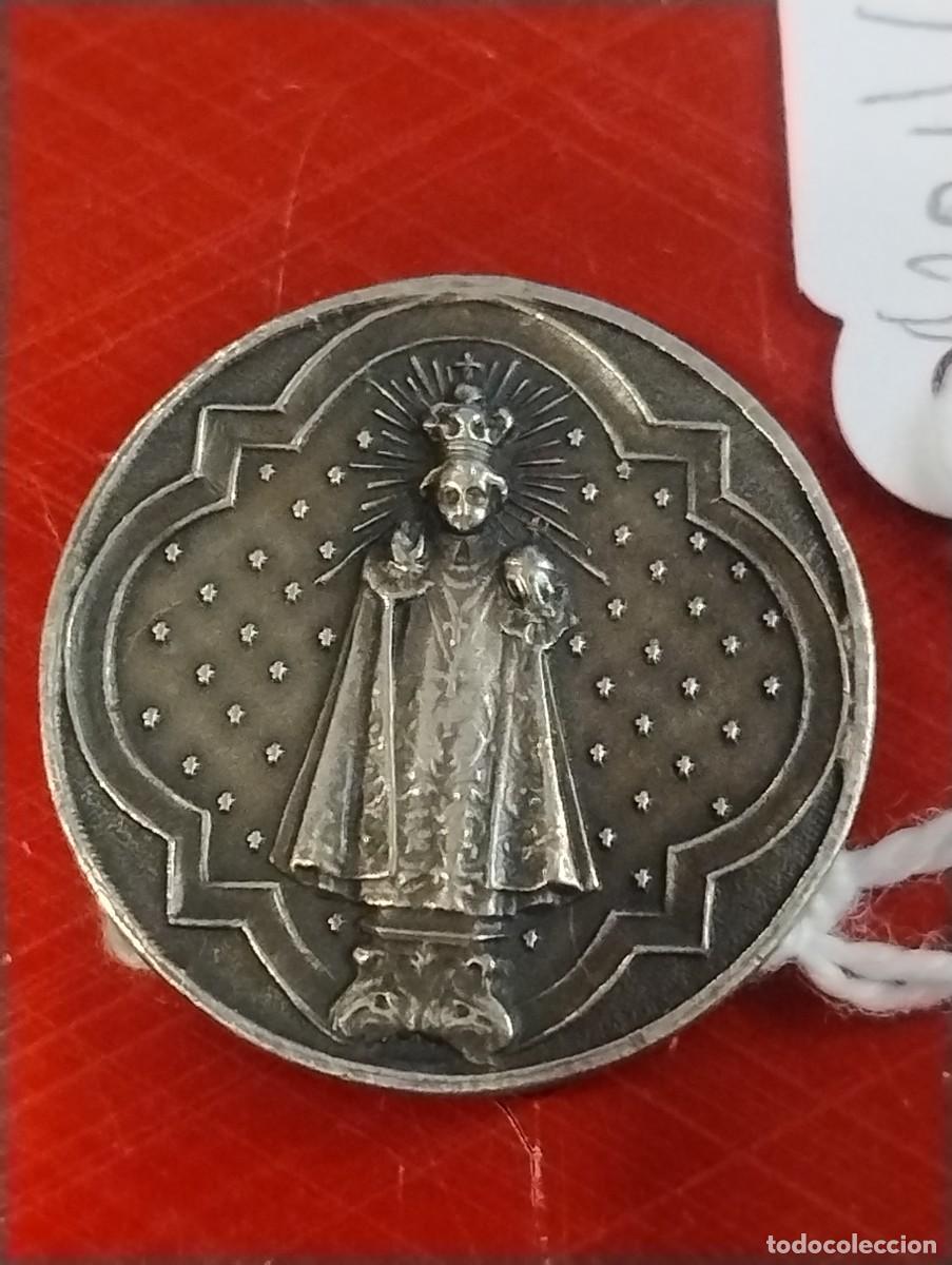 Antig&uuml;edades: Ni&ntilde;o Jes&uacute;s de Praga Unos 2,50 cm de di&aacute;metro.