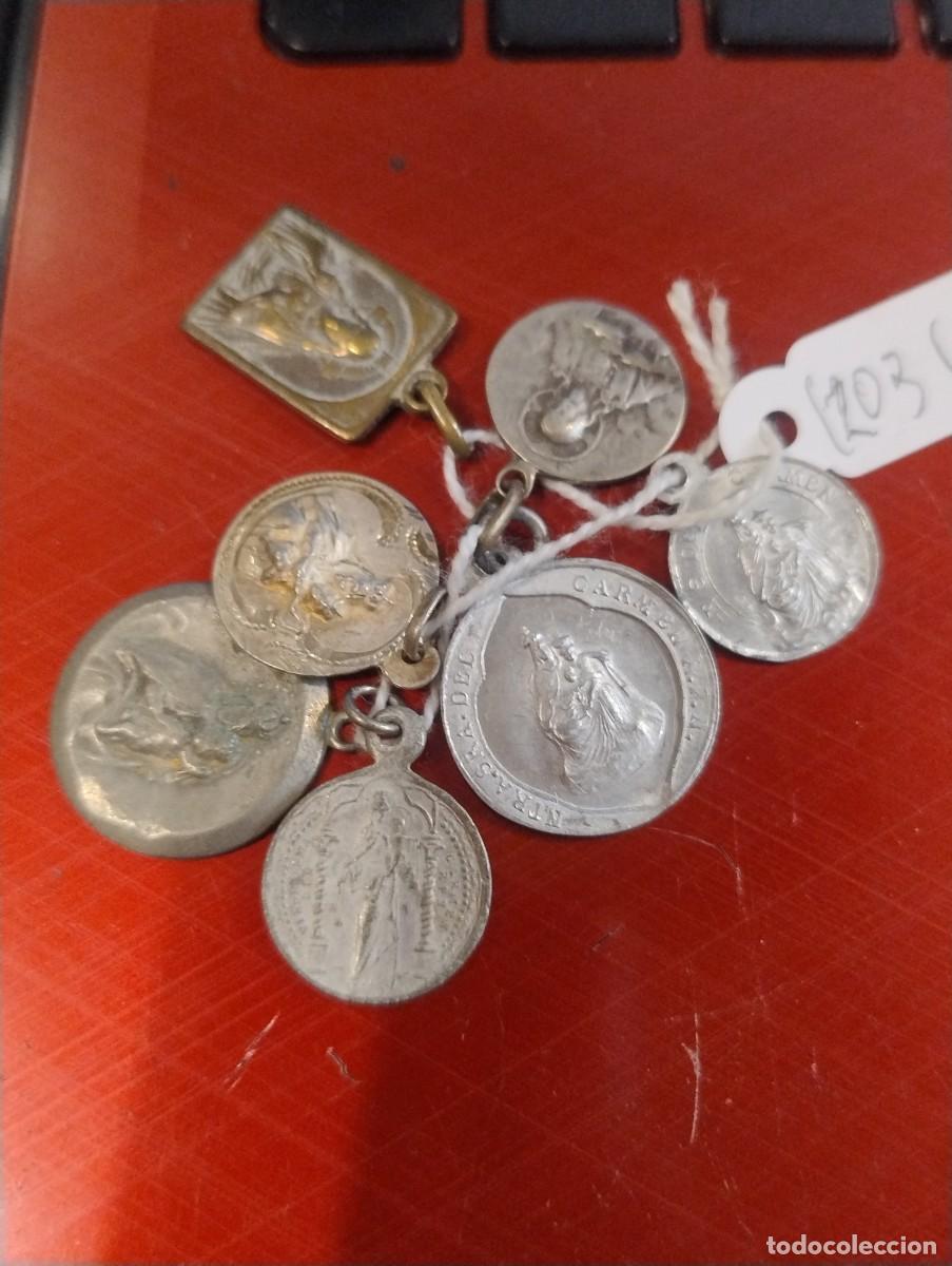 Antig&uuml;edades: Lote de 7 medallas religiosas de la Virgen del Carmen. La mas grandes mide unos 2 cm de di&aacute;metro.