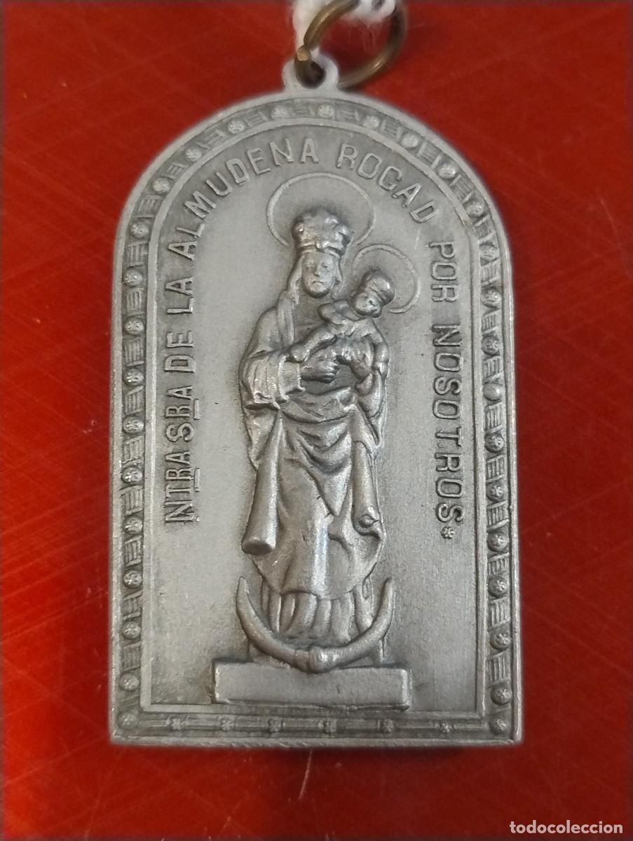 Antig&uuml;edades: Curiosa y antigua medalla de la Virgen de la Almudena. Unos 4,50 x 3 cm