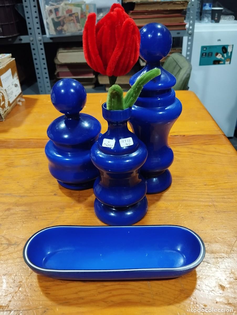 Antig&uuml;edades: JUEGO TOCADOR OPALINA COLOR AZUL COBALTO A&Ntilde;OS 60 - 70.