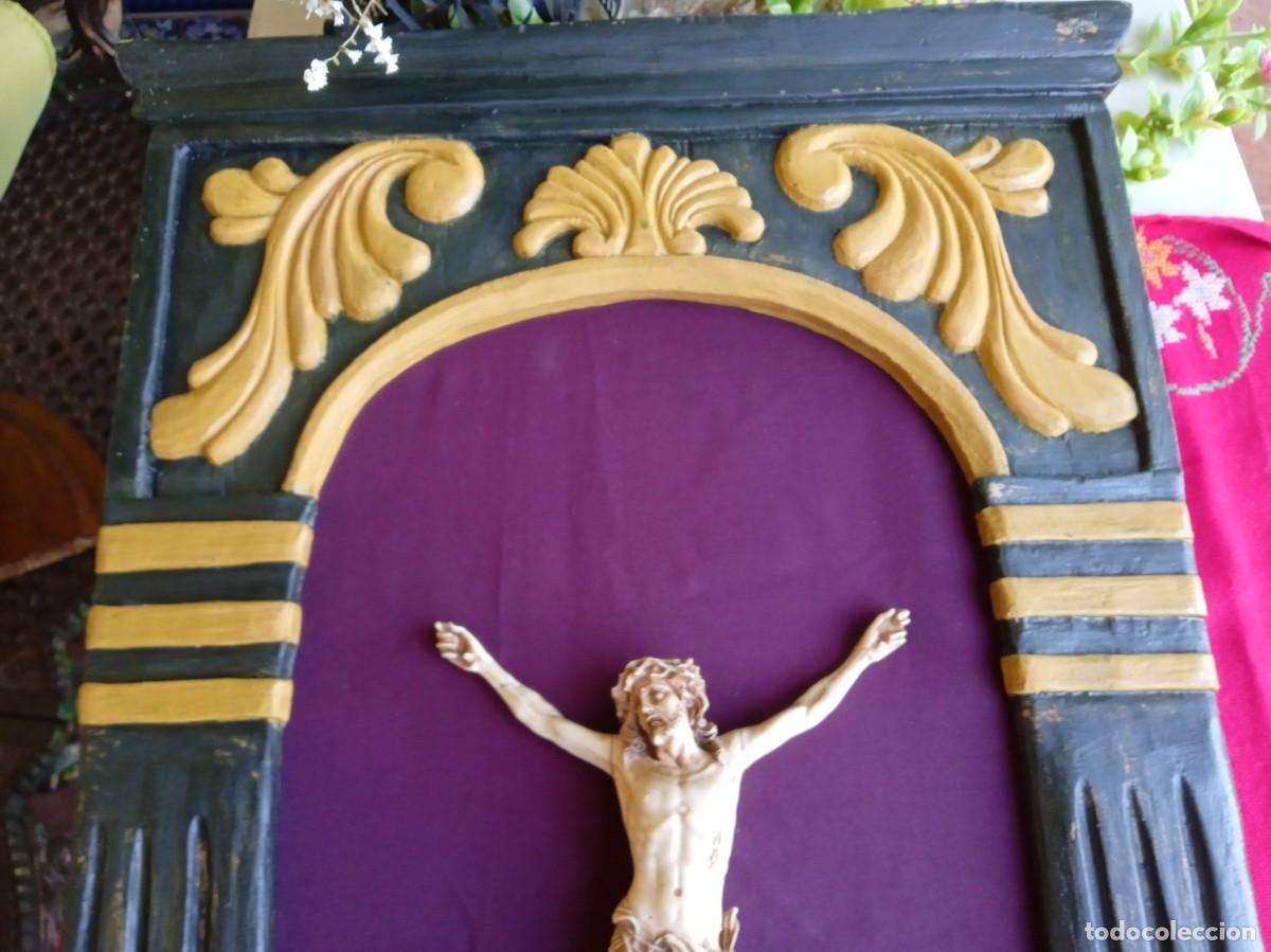 Antig&uuml;edades: Marco retablo con Crucifijo - Foto 2