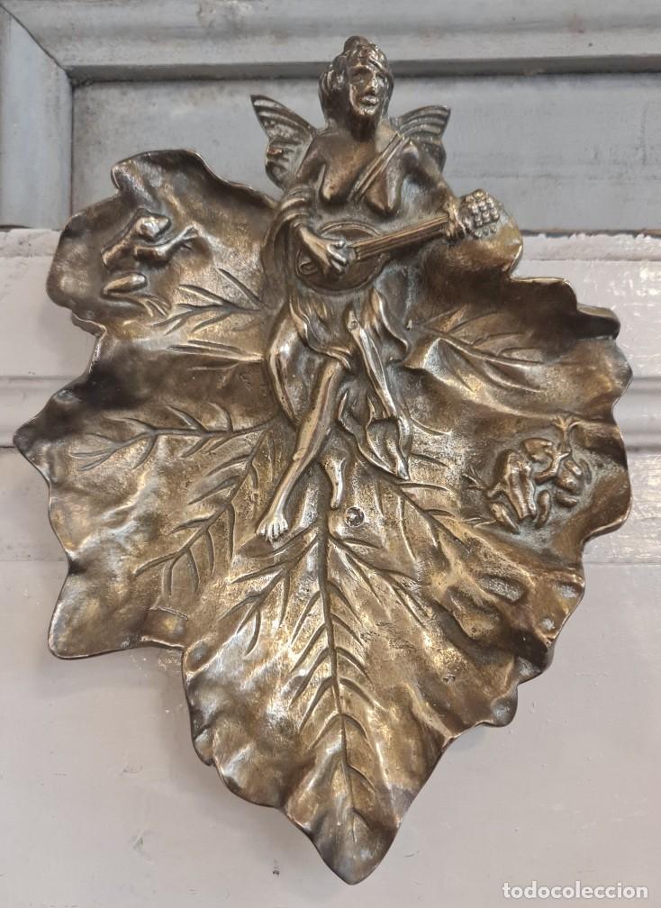 Antig&uuml;edades: Vaciabolsillos o Bandeja Art Nouveau en Bronce: Hada Musicante sobre Hoja con Detalle de Ranas
