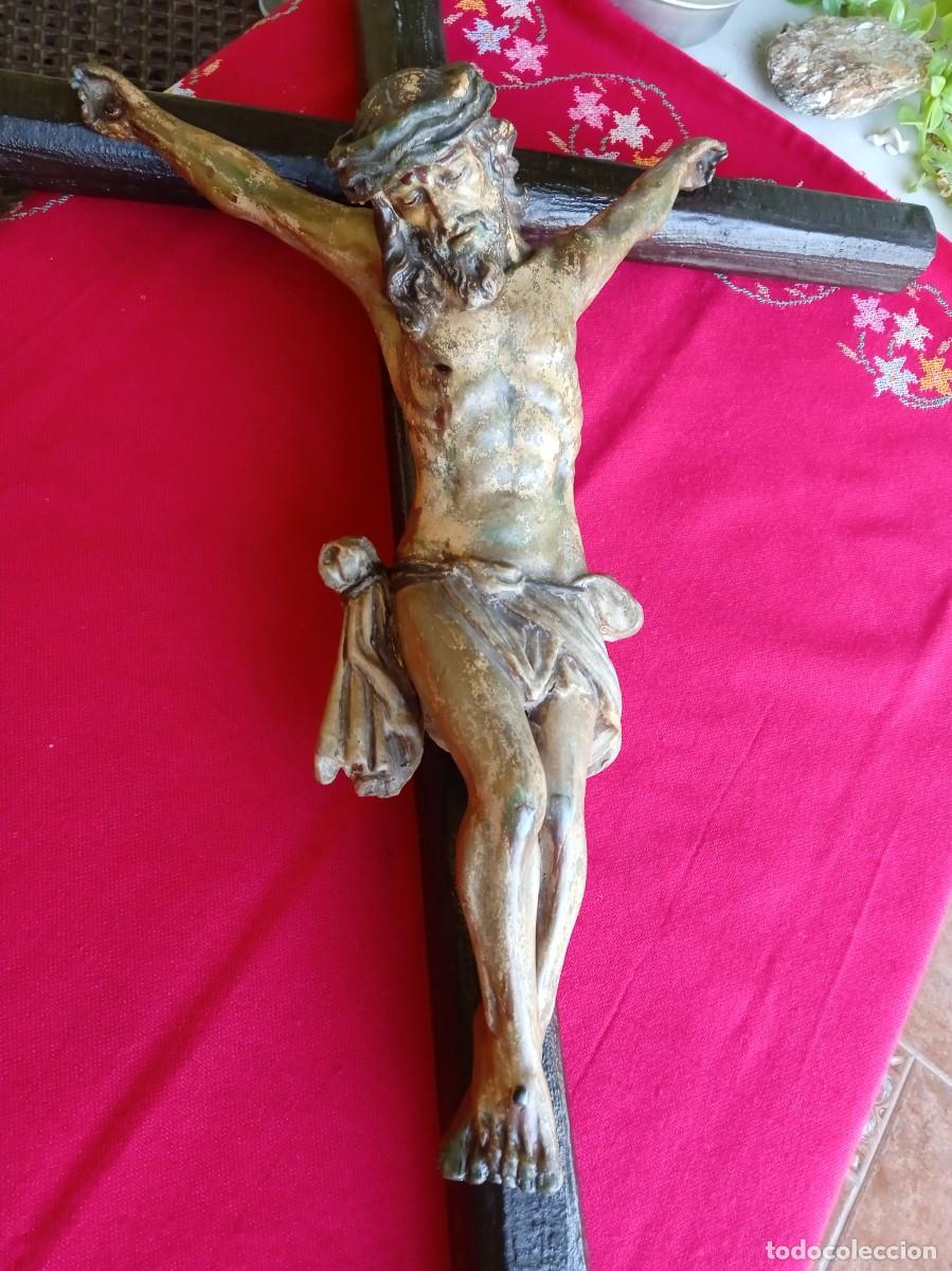 Antig&uuml;edades: Muy antiguo Crucifijo de terracota y cruz de madera
