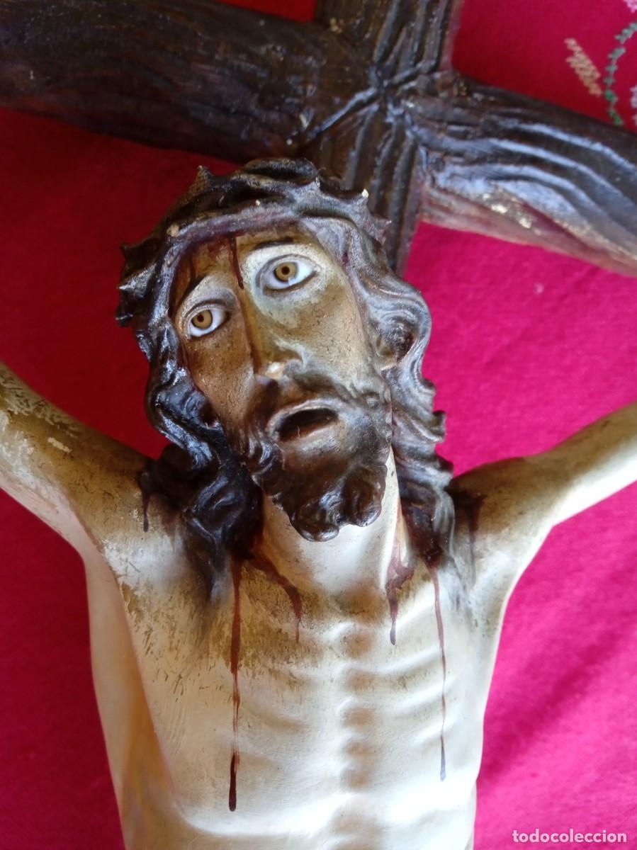 Antig&uuml;edades: Crucifijo antiguo con cruz de madera