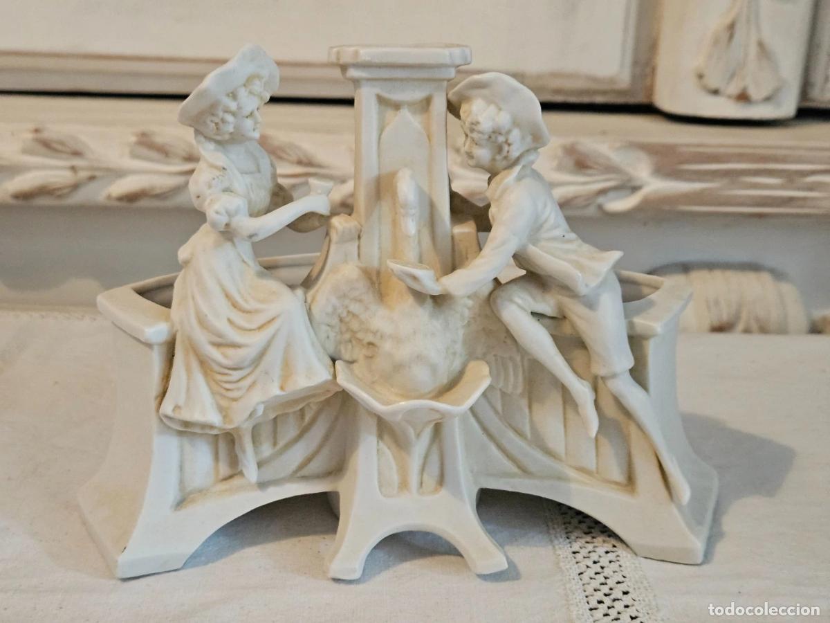 Antig&uuml;edades: PETITE JARDINIERE EN BISCUIT DECOR SCENE GALANTE PRES D'UNE FONTAINE N&deg; 9949