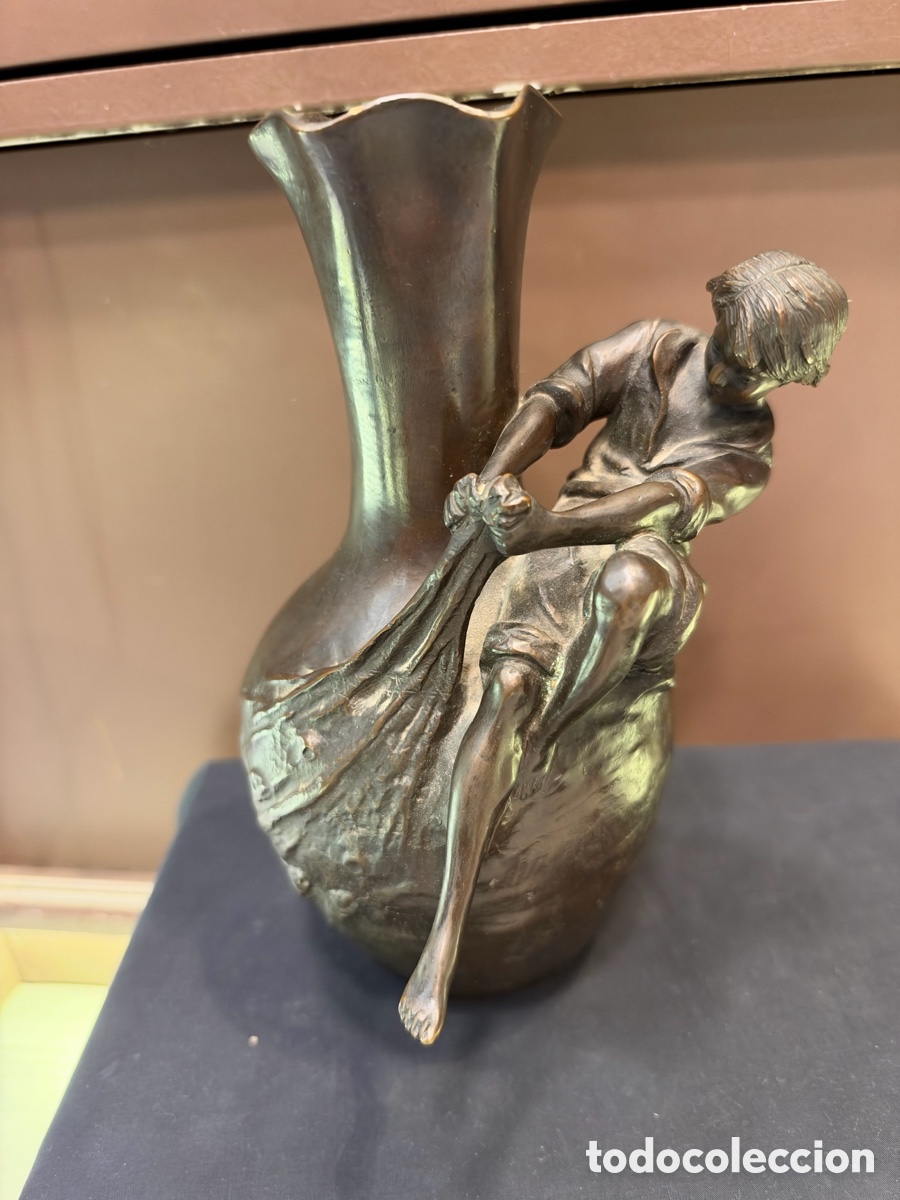 Antig&uuml;edades: Jarr&oacute;n de Auguste Moreau. Finales del siglo XIX. Bronce