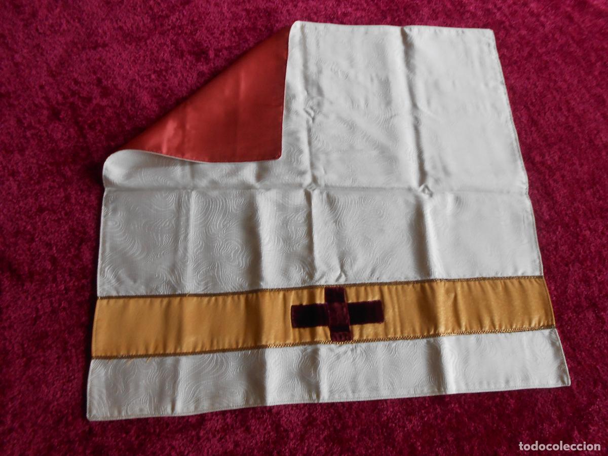 Antig&uuml;edades: Pa&ntilde;o Religioso, cubre caliz Antiguo . Tejido Beige Claro, forro Rojo 50 x 52 cm