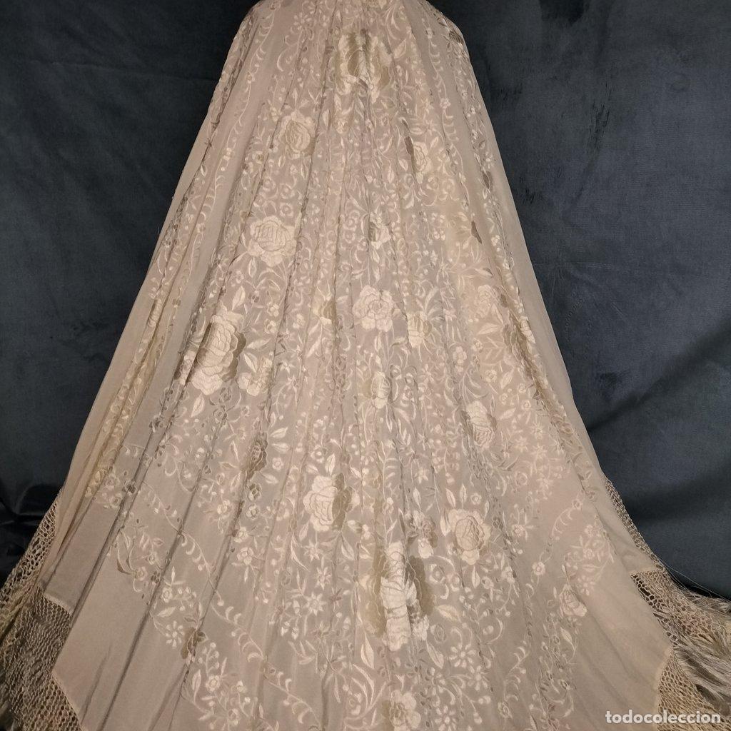 Antig&uuml;edades: Mant&oacute;n de seda beige, ideal fondo de armario
