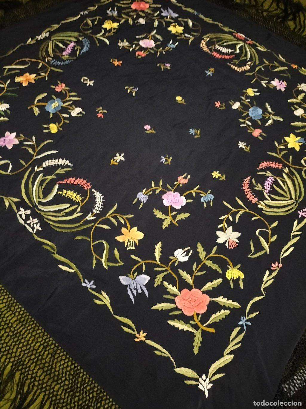 Antig&uuml;edades: Mant&oacute;n de talle antiguo de cuarterones con flores
