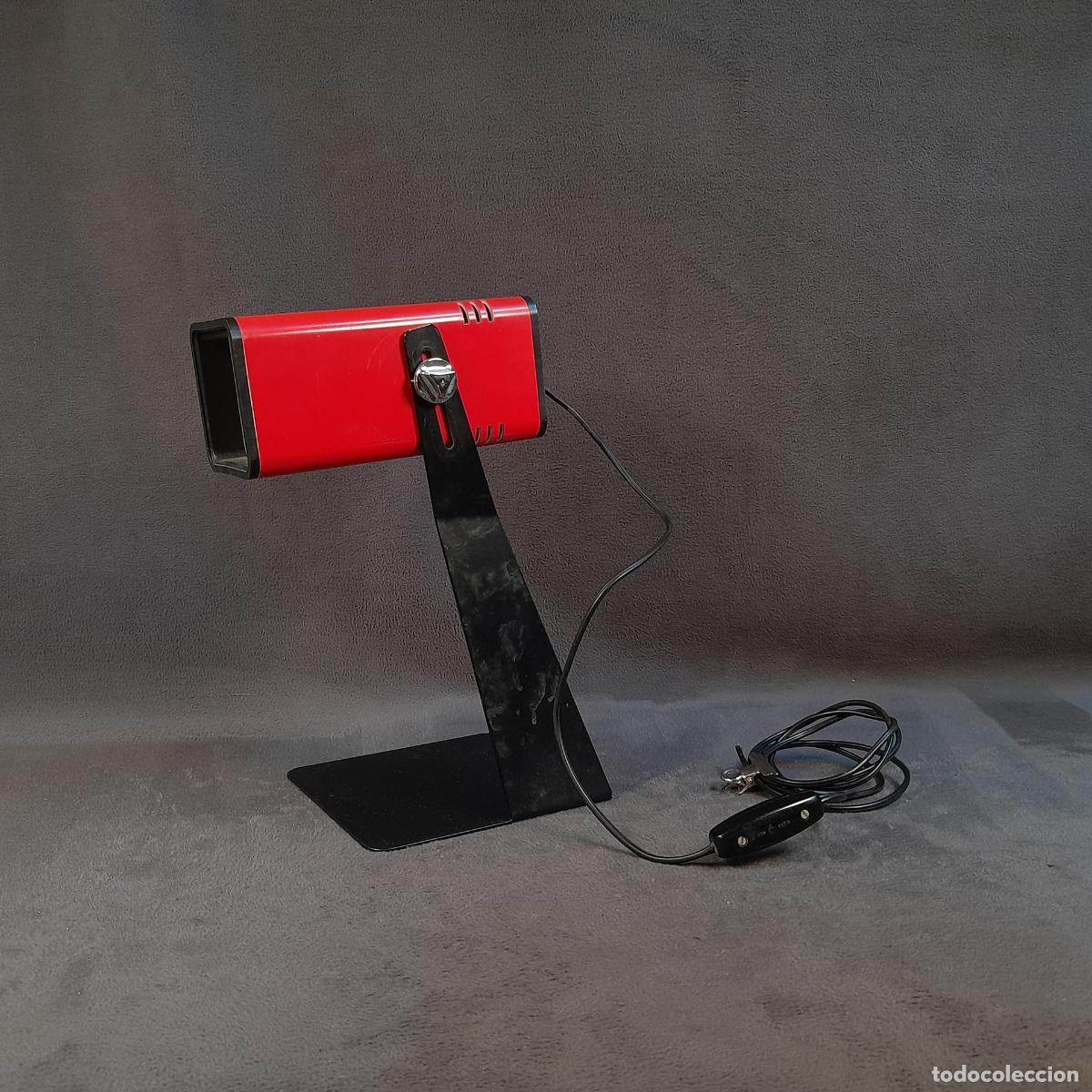 Antiguidades: L&Aacute;MPARA DE MESA SPACE AGE. METAL Y PL&Aacute;STICO. HACIENDO HINAPI&Eacute; EN SU ESTILO VINTAGE. A&Ntilde;OS 70