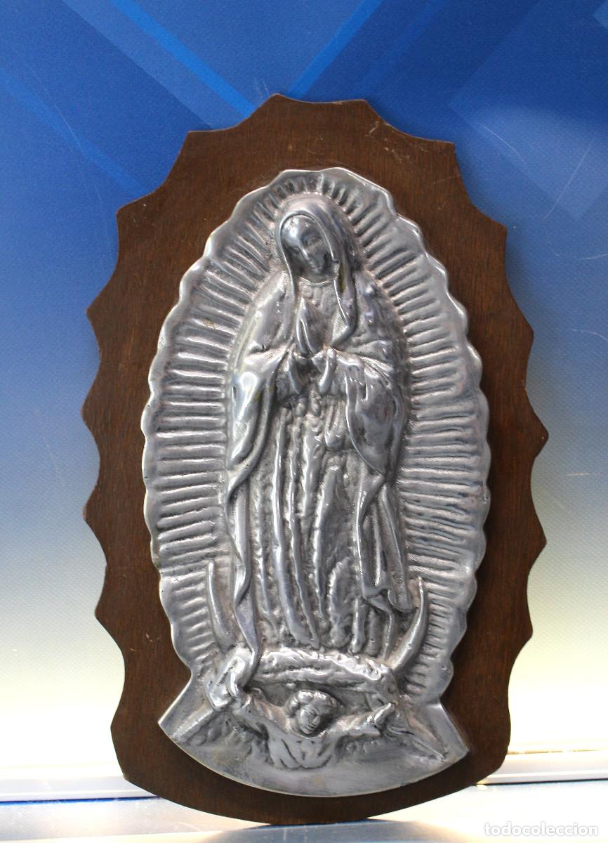 Antig&uuml;edades: Virgen de Guadalupe. Bajo relieve de peltre sobre base de madera.