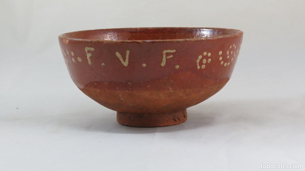 Antig&uuml;edades: Tijela barro-Barcelos- com as iniciais F.V.F. a amarelo, n&ordm;1; Circa 1900; Altura &ndash; 8cm; Di&acirc;metro &ndash; 1