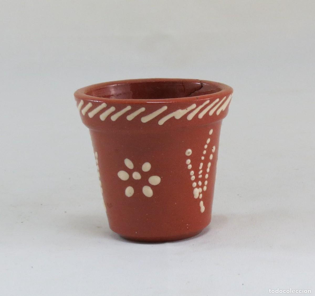 Antig&uuml;edades: Vaso barro-Barcelos- miniatura; S&eacute;culo XX; Altura &ndash; 5cm; Di&acirc;metro &ndash; 6cm; Condi&ccedil;&atilde;o &ndash; bom com toque no