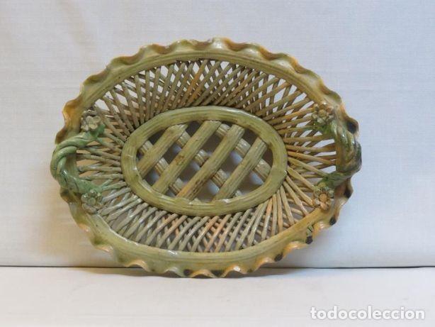 Antig&uuml;edades: Cesto em faian&ccedil;a portuguesa em tons de castanha claro; Fabrico do Norte; Dimens&otilde;es &ndash; 30cm x 23cm; Co