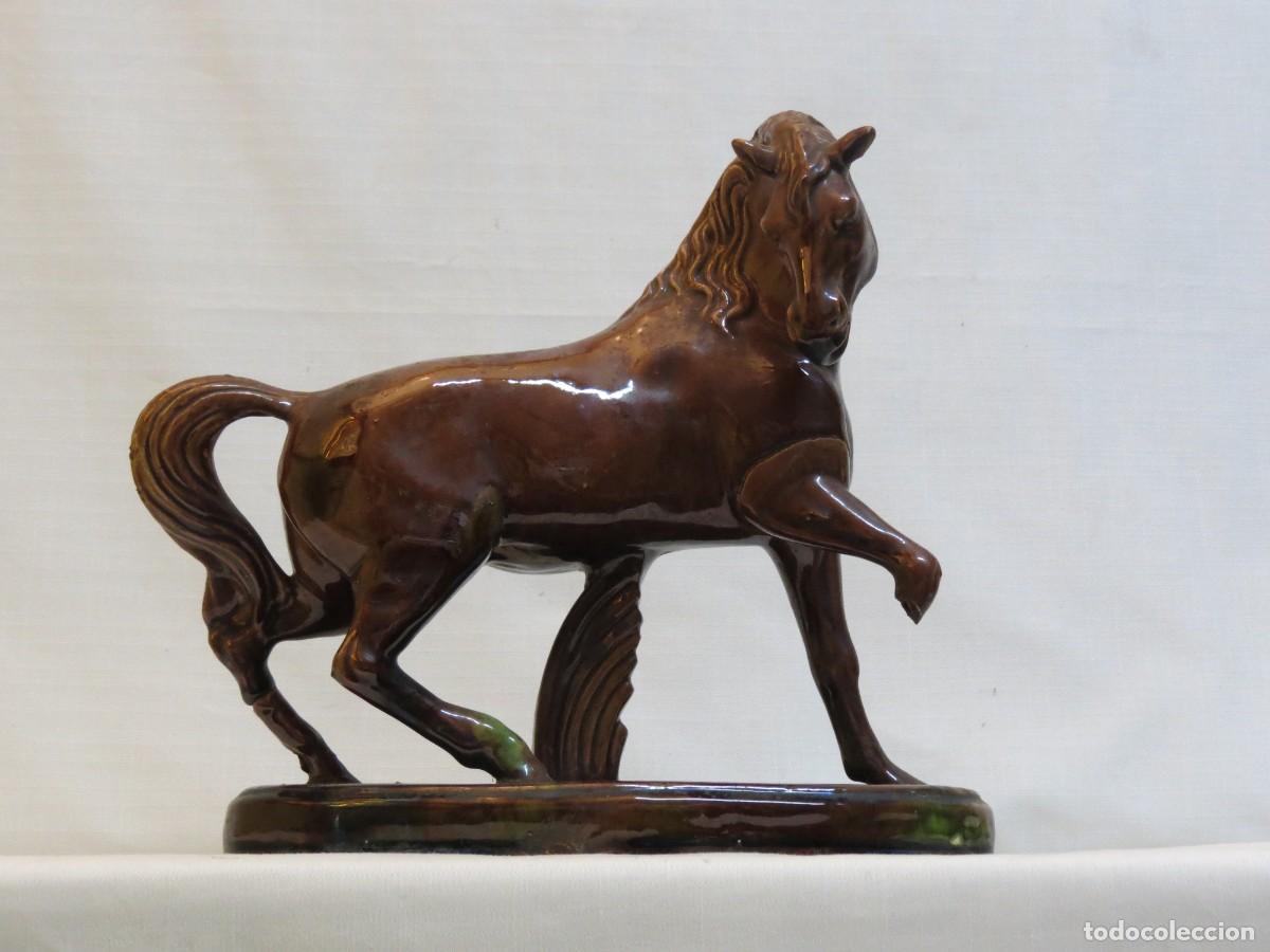 Antig&uuml;edades: Cavalo antigo fabricado em Barcelos; Altura - 22cm; Comprimento - 24cm; Usado, em muito bom estad
