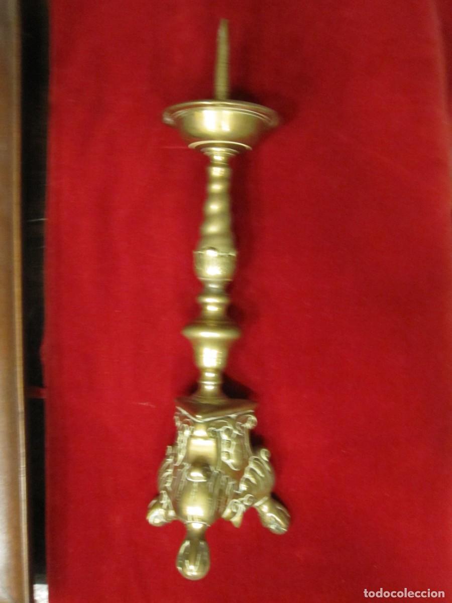 Antig&uuml;edades: CANDELABRO DE ALTAR EN BRONCE SIGLO XVIII 40cm