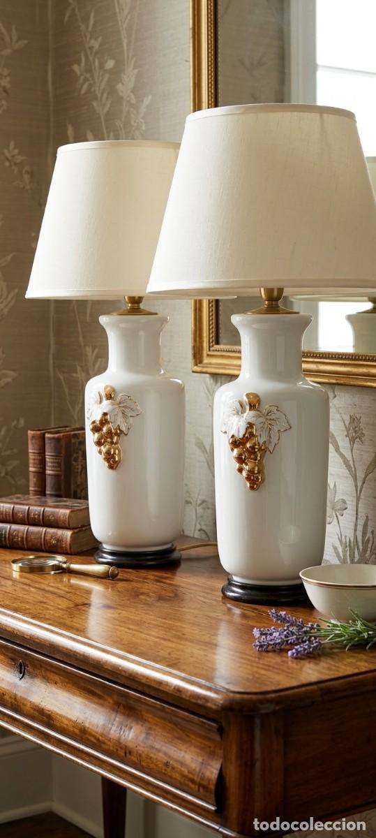 Antig&uuml;edades: Pareja de L&aacute;mparas de Mesa Vintage (A&ntilde;os 80) &ndash; Cer&aacute;mica de Porcelana Blanca con Motivo de Uvas Dorad