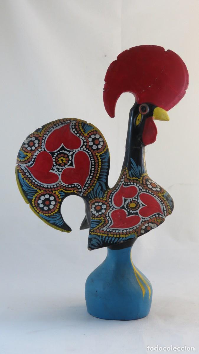 Antig&uuml;edades: Galo de Barcelos em barro; Altura &ndash; 40cm; Condi&ccedil;&atilde;o &ndash; colado como &eacute; mostrado