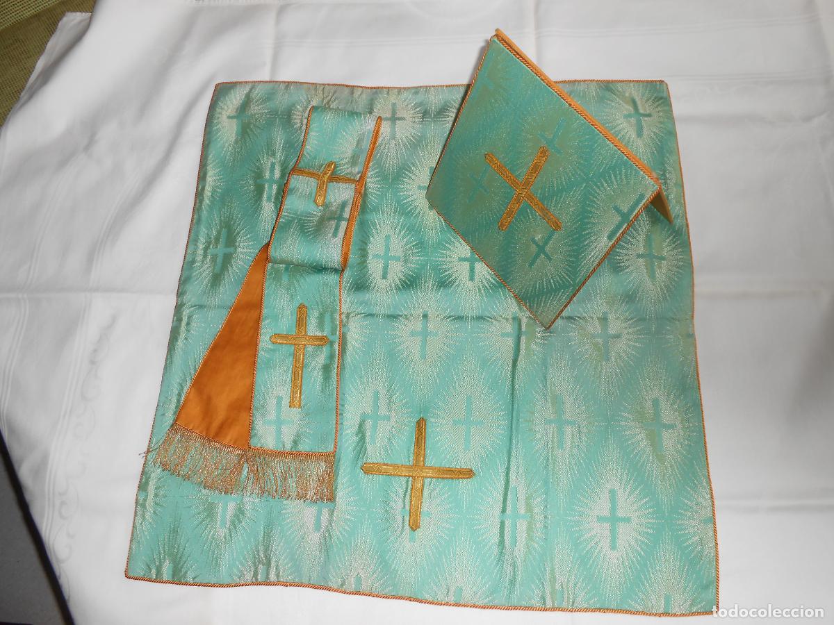 Antig&uuml;edades: Antiguo juego 3 piezas Pa&ntilde;o Religioso, Corporales y Manipulo. Color Turquesa suave