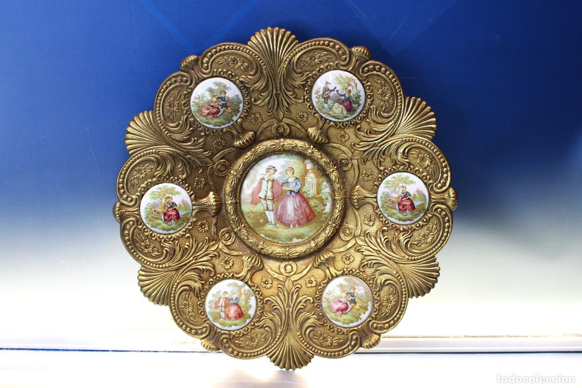 Antig&uuml;edades: Plato decorativo de bronce con escenas de Fragonard.